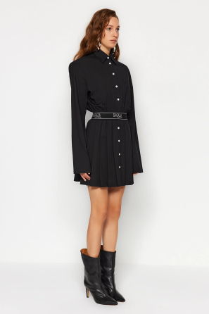 لباس مجلسي پوپلين پليسه مشکي X Sagaza Studio با کمر کشي و کمر اسکيت باز  مشکي